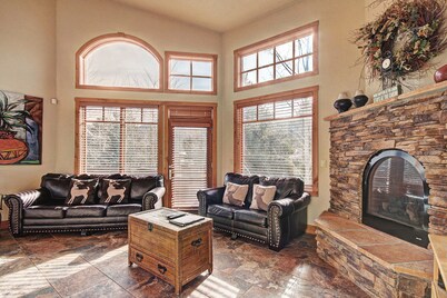 Spacious Luxury Townhouse/Private Hot Tub/Private Patio with Grill