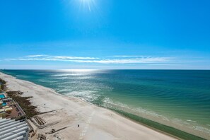 På stranden