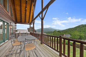 Outdoor dining - Comptime - located in Seven Devils, Hot Tub, Pool Table, great views! (Seven Devils)