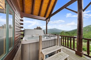 Outdoor spa tub - Comptime - located in Seven Devils, Hot Tub, Pool Table, great views! (Seven Devils)