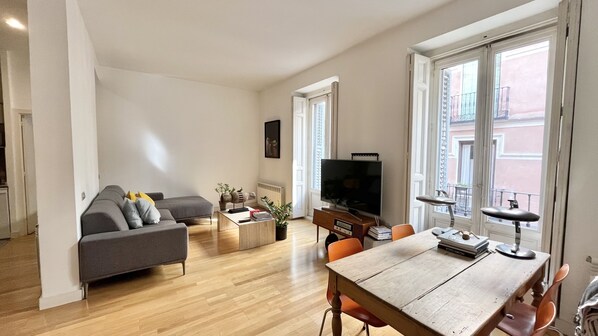 Smart TV, aparelho de som, monitores de computador