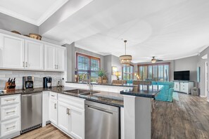 Kjøleskap, mikrobølgeovn, ovn og kokeplater