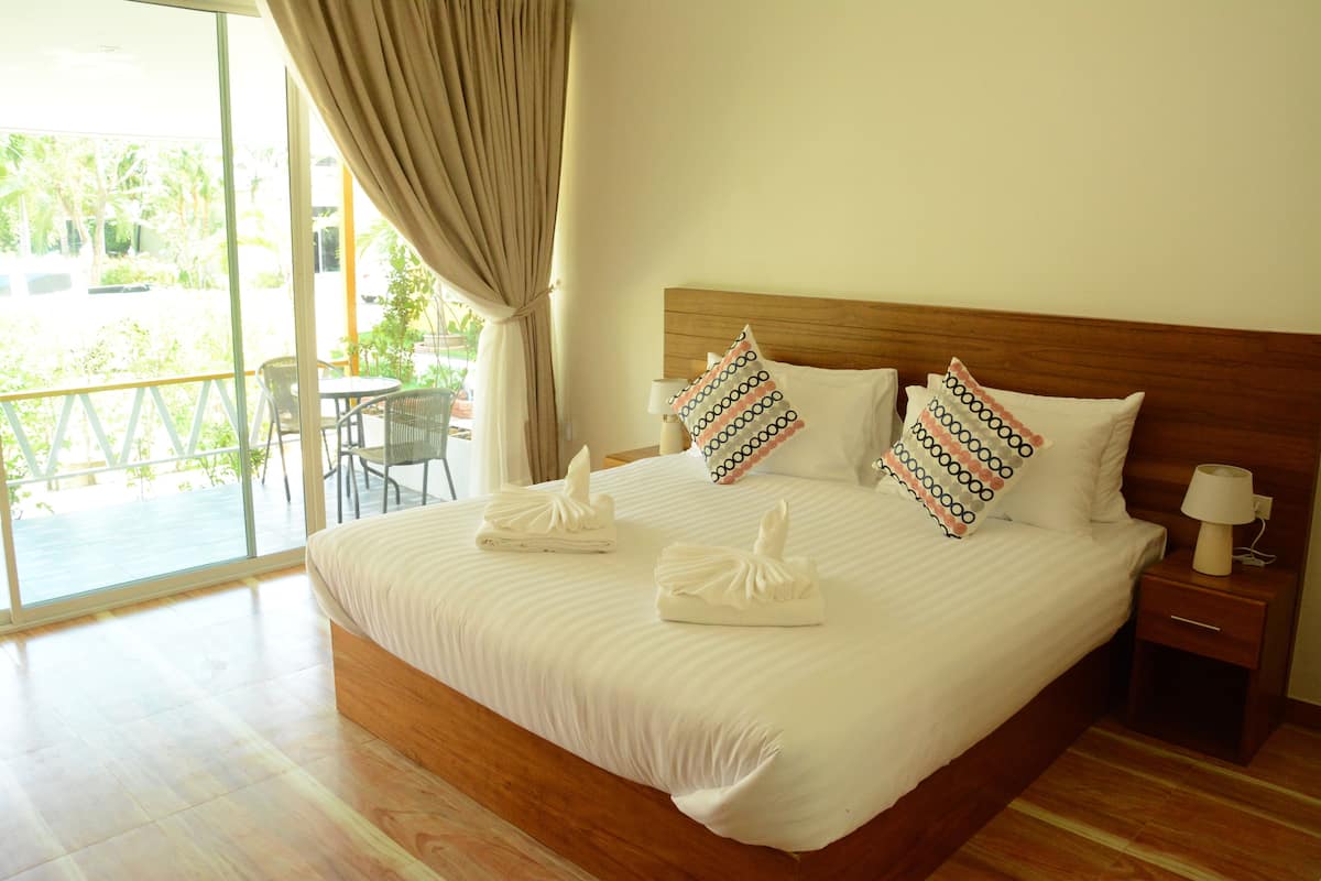 Deluxe Room with Balcony | Premium bedding, minibar, in-room safe, desk