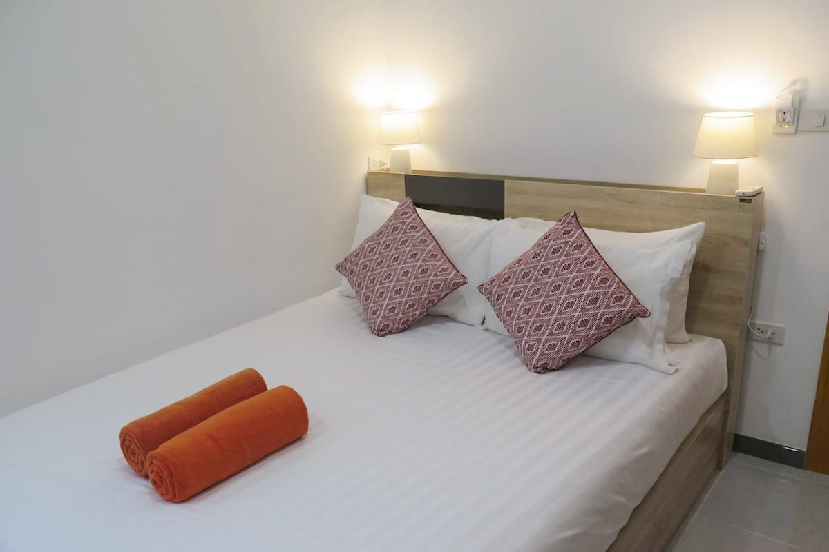 Standard Room, 1 Queen Bed | Premium bedding, minibar, in-room safe, desk