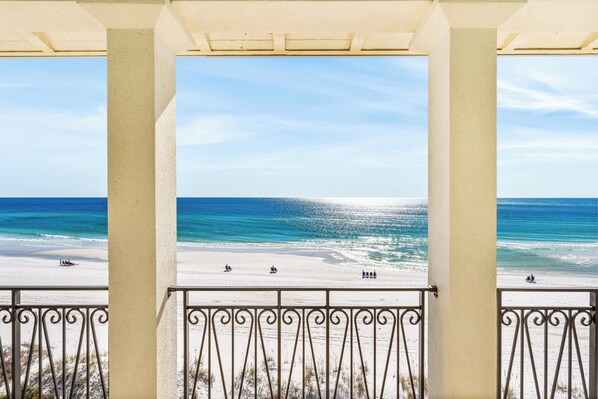 Plage, chaises longues, serviettes de plage