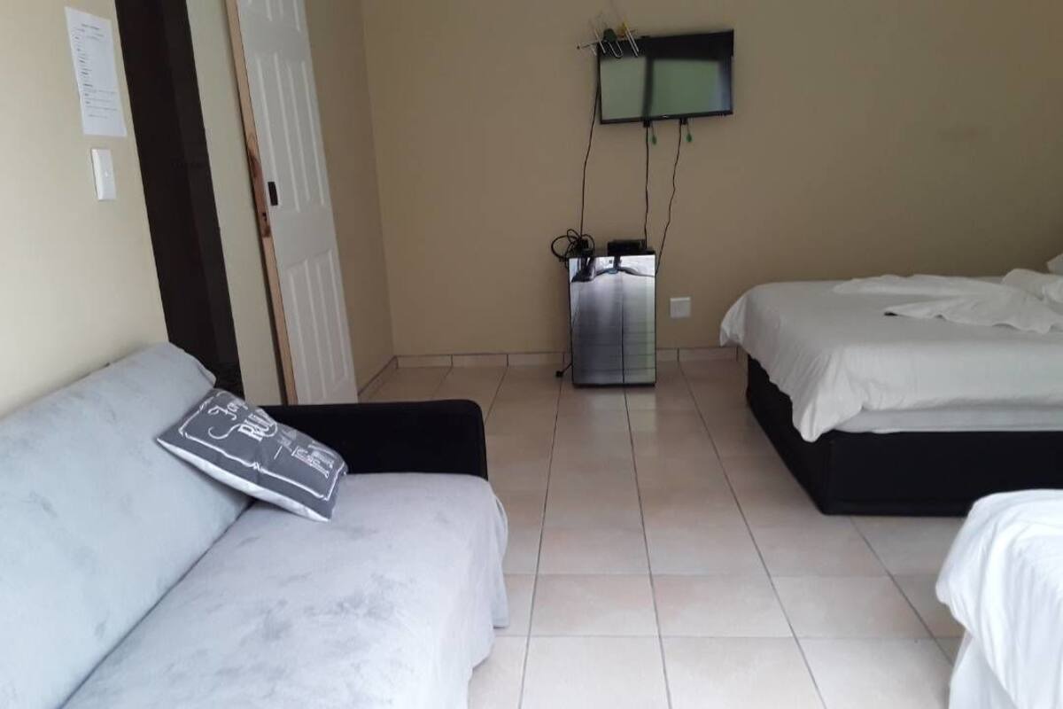 Familienzimmer (1) | Wohnbereich | Flachbildfernseher