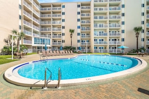A heated pool - 122- Ground floor end unit-literally steps to the wonderful bch, FREE Bch Svc (Destin)