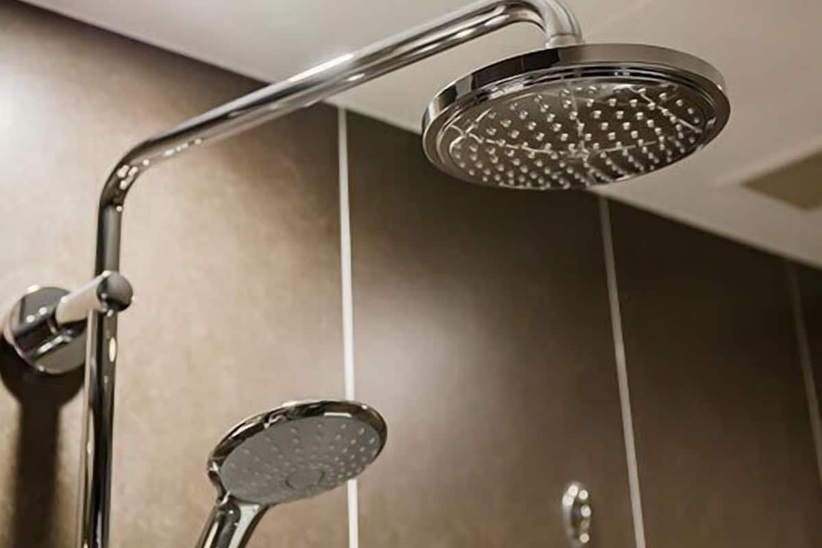 Eine moderne Dusche mit gebogenem Design und einer runden Duschbrause.