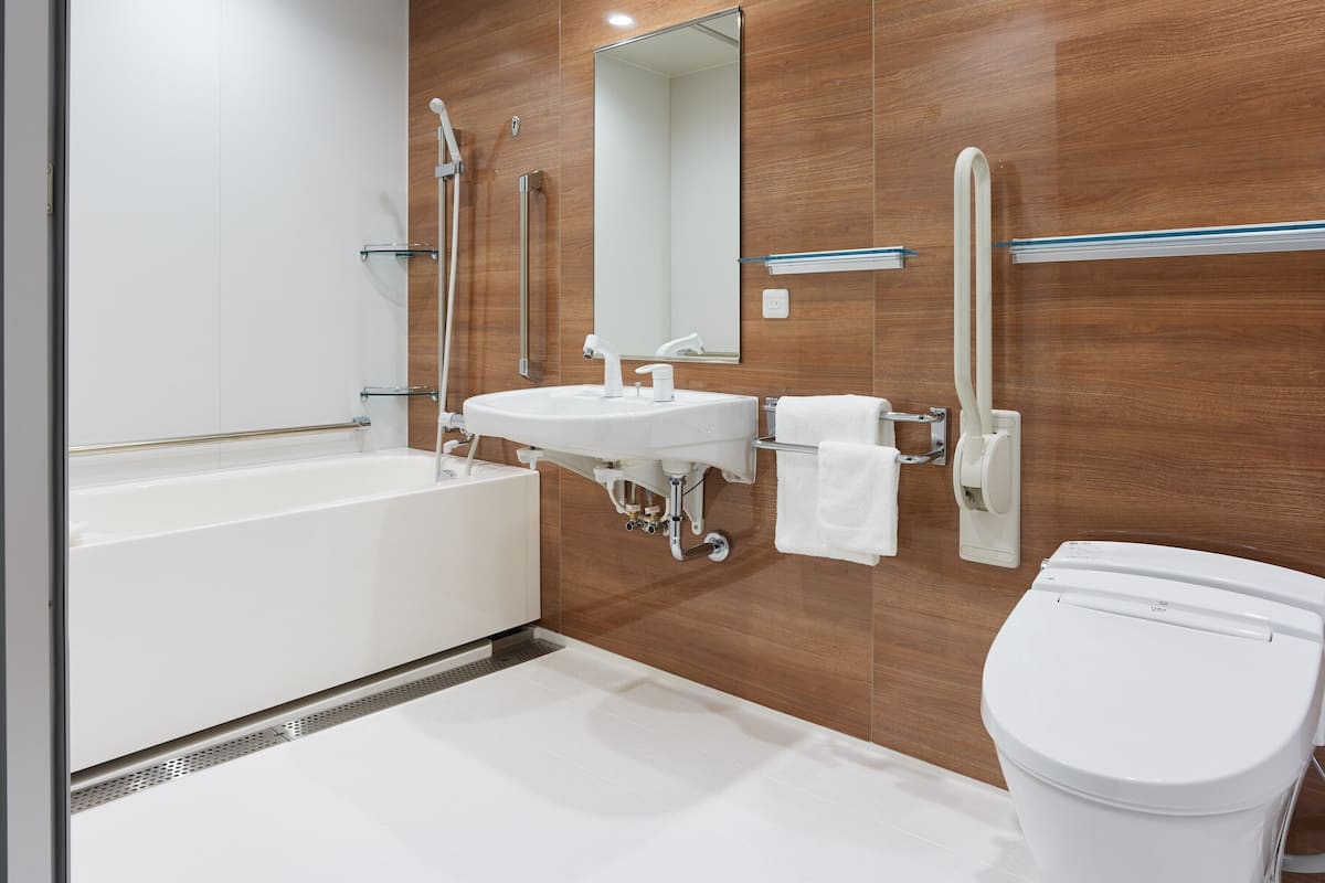 Ein modernes Badezimmer mit Badewanne, Waschbecken und Toilette.