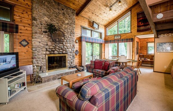 Televisión, chimenea y futbolito 