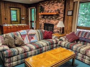 Televisión, chimenea y futbolito 