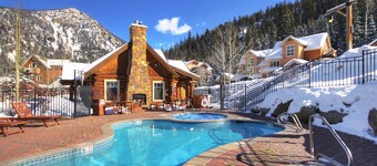 Luxury Townhome/Pool and Hot Tub Access/Private Patio