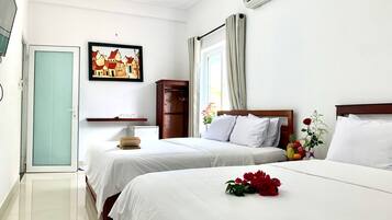 Familienzimmer (Deluxe) | Minibar, Schreibtisch, schallisolierte Zimmer, kostenloses WLAN