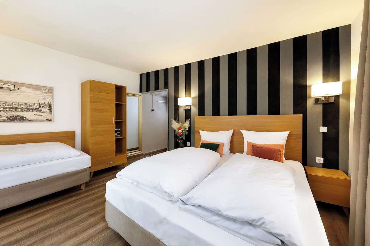 Camera tripla (3 Personen) | Biancheria da letto di alta qualità, una scrivania, tende oscuranti