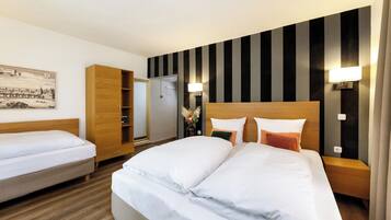 Habitación triple (3 Personen) | Ropa de cama de alta calidad, escritorio, cortinas opacas