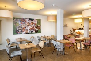 Daily buffet breakfast (EUR 16 per person) - Hotel Am Peterstor (Regensburg)
