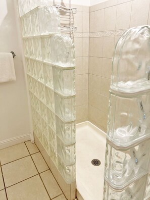Badewanne, Haartrockner, Handtücher, Seife