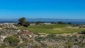 A coastal golf course with a clear view of the ocean and distant mountains. - Gingerbread - Pacific Grove House - Close to Beach (Pacific Grove)