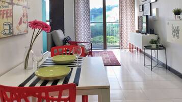 Estúdio | Área de estar | TV de tela plana 32 polegadas com canais a cabo, TV LED, Netflix