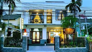 Voorkant accommodatie - avond/nacht