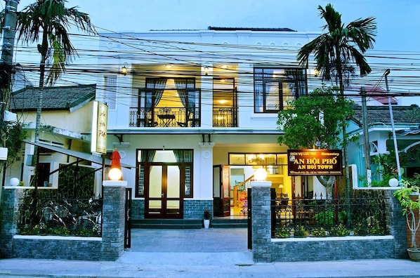 Fachada de la propiedad por la tarde o noche