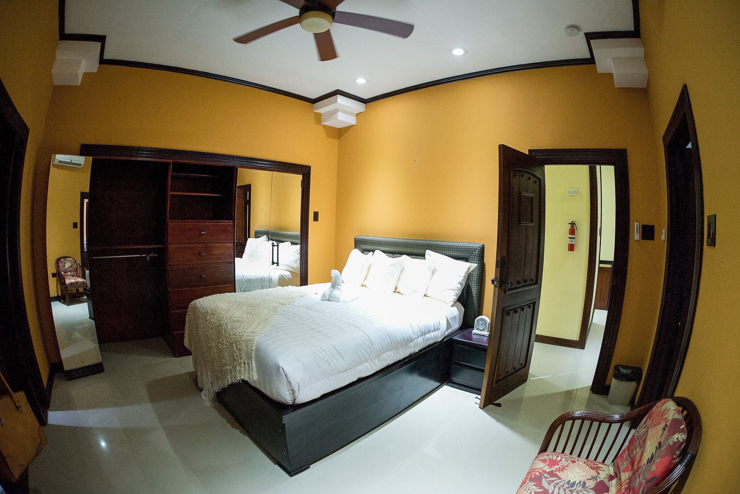 6 Schlafzimmer, Schreibtisch, schallisolierte Zimmer