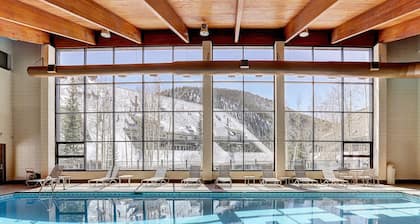 Huge Two Story Condo Overlooking The Snake River/Pool and Hot Tub Access