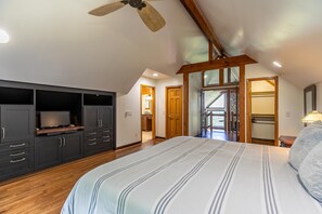 4 bedrooms, desk, internet, bed sheets