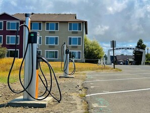 Una zona residencial con hilera de casas, una carretera y una gasolinera con varias bombas.