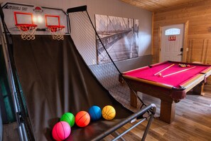 Games room - PICKLEBALL, HOT TUB, Ocean View, Playset (SV3) (Long Beach)