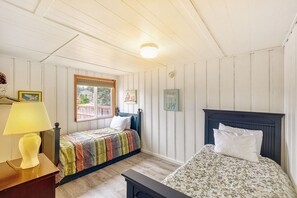7 bedrooms, iron/ironing board, travel cot, free WiFi - PICKLEBALL, HOT TUB, Ocean View, Playset (SV3) (Long Beach)