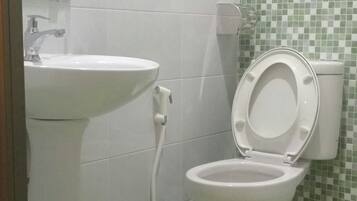 Een douche, een haardroger, handdoeken
