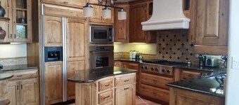 Mountain View- Great Views Enclosed Patio with Private Hot Tub Pool Table