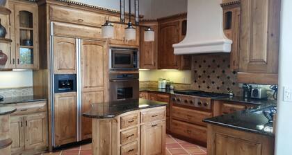 Mountain View- Great Views Enclosed Patio with Private Hot Tub Pool Table