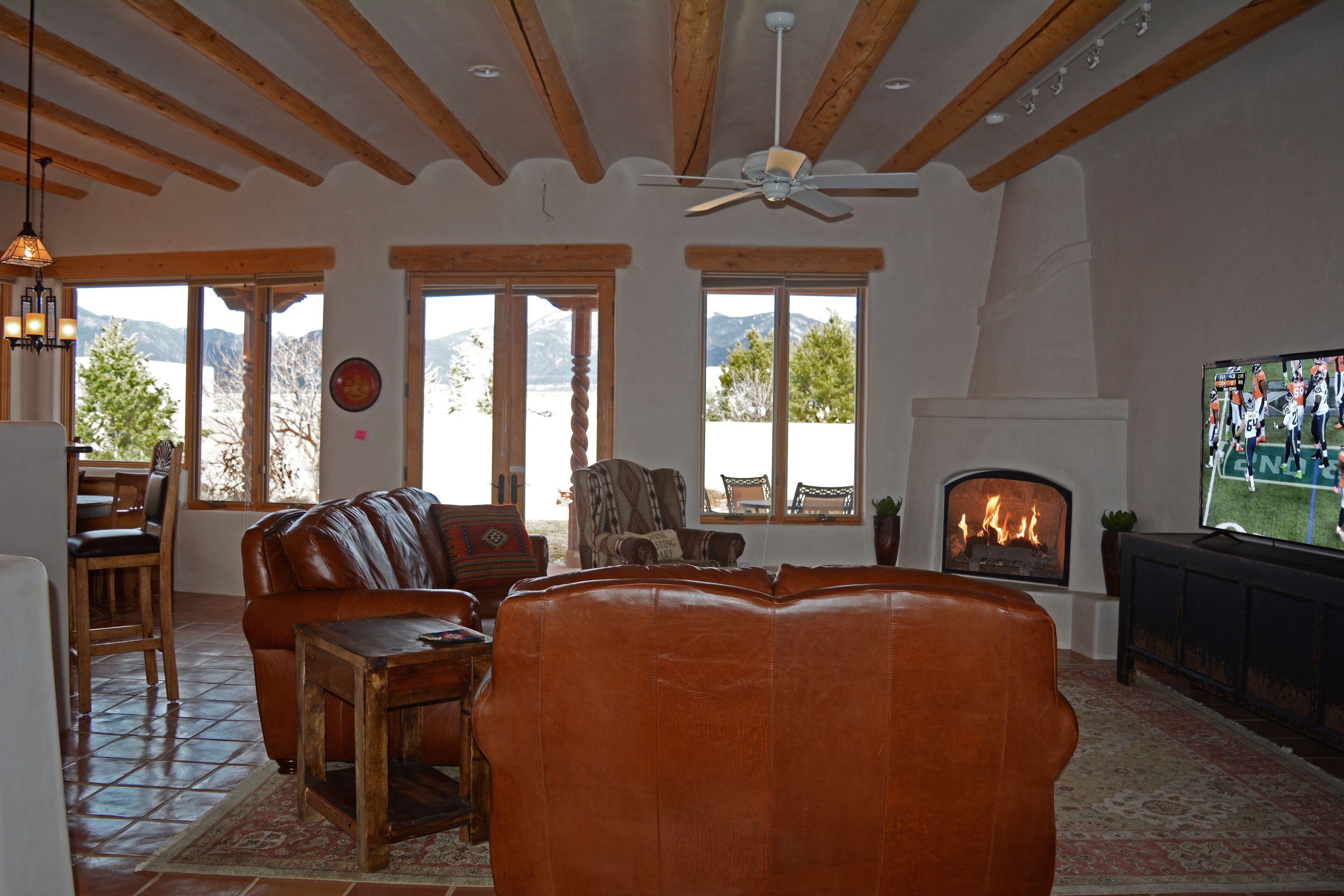 Televisión y chimenea 