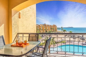 Outdoor dining - Princesa Resort A-406 Sandy Feet Retreat with Terrace Overlooking Pool and Ocean Front (Puerto Peñasco)