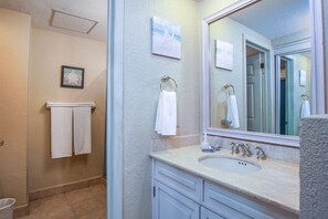 Combined shower/bathtub, hair dryer, towels - Princesa Resort A-406 Sandy Feet Retreat with Terrace Overlooking Pool and Ocean Front (Puerto Peñasco)