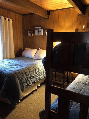 4 bedrooms, iron/ironing board, free WiFi, bed sheets