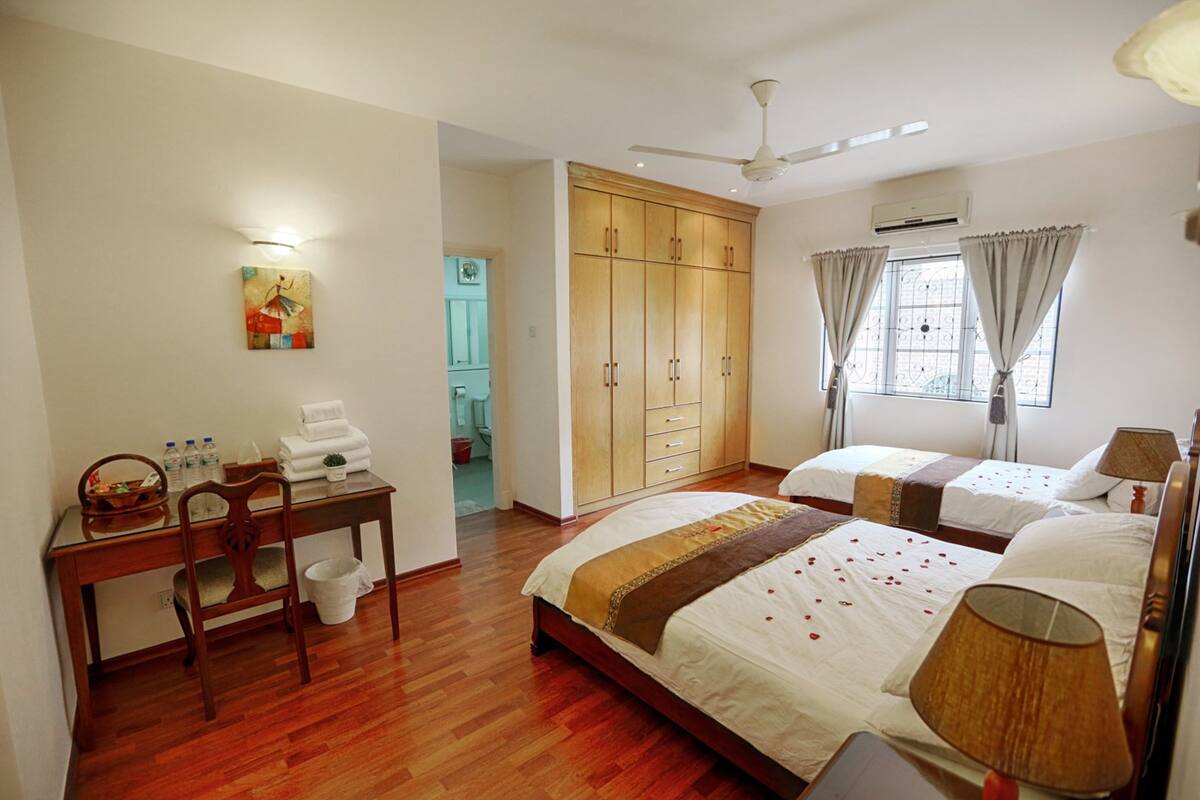 5 bedrooms, individually furnished, desk, iron/ironing board
