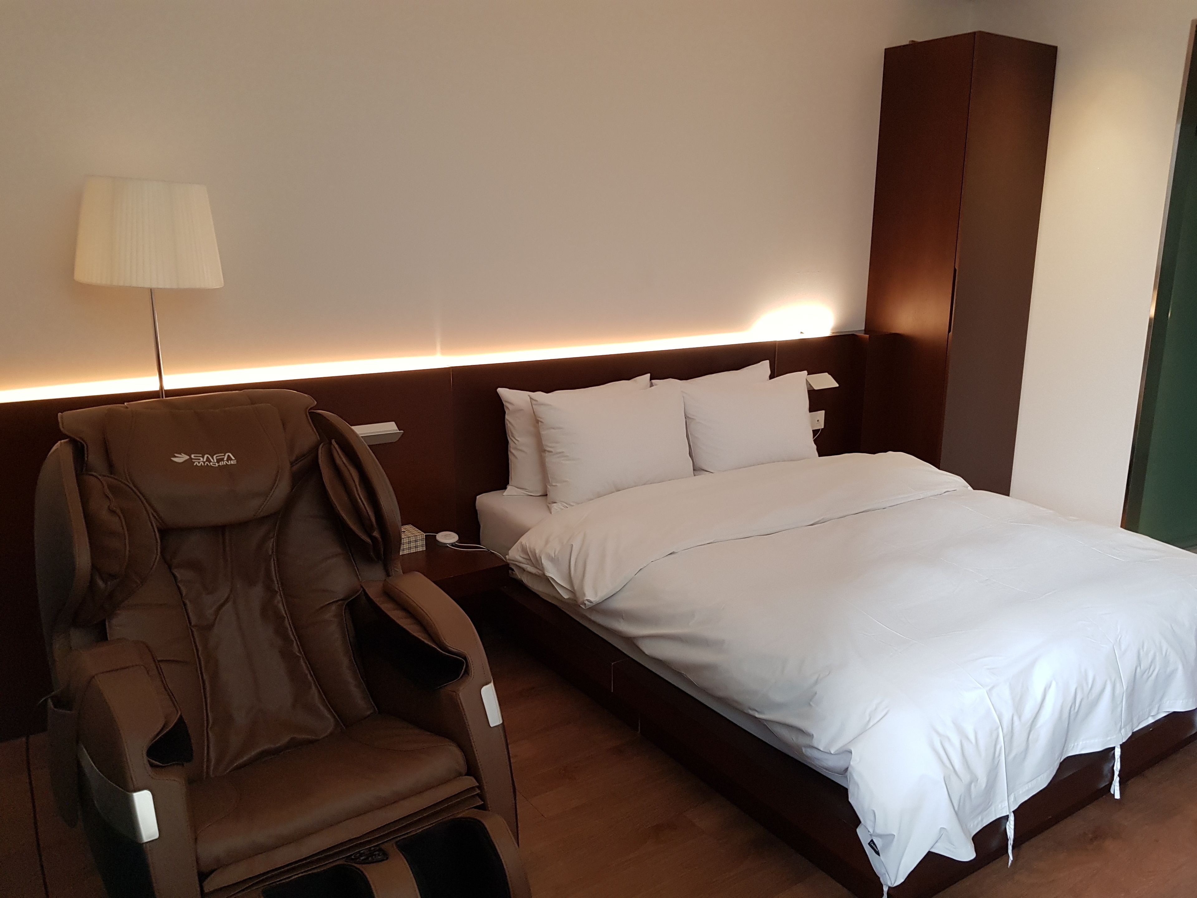 suite | room amenity