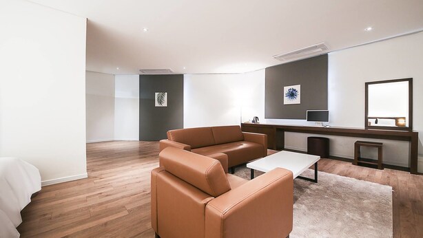 5. Family Room (1 Double Bed, 1 Single Bed) | 客房設施服務