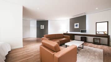 5. Family Room (1 Double Bed, 1 Single Bed) | Zimmerausstattung