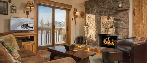 Televisión y chimenea