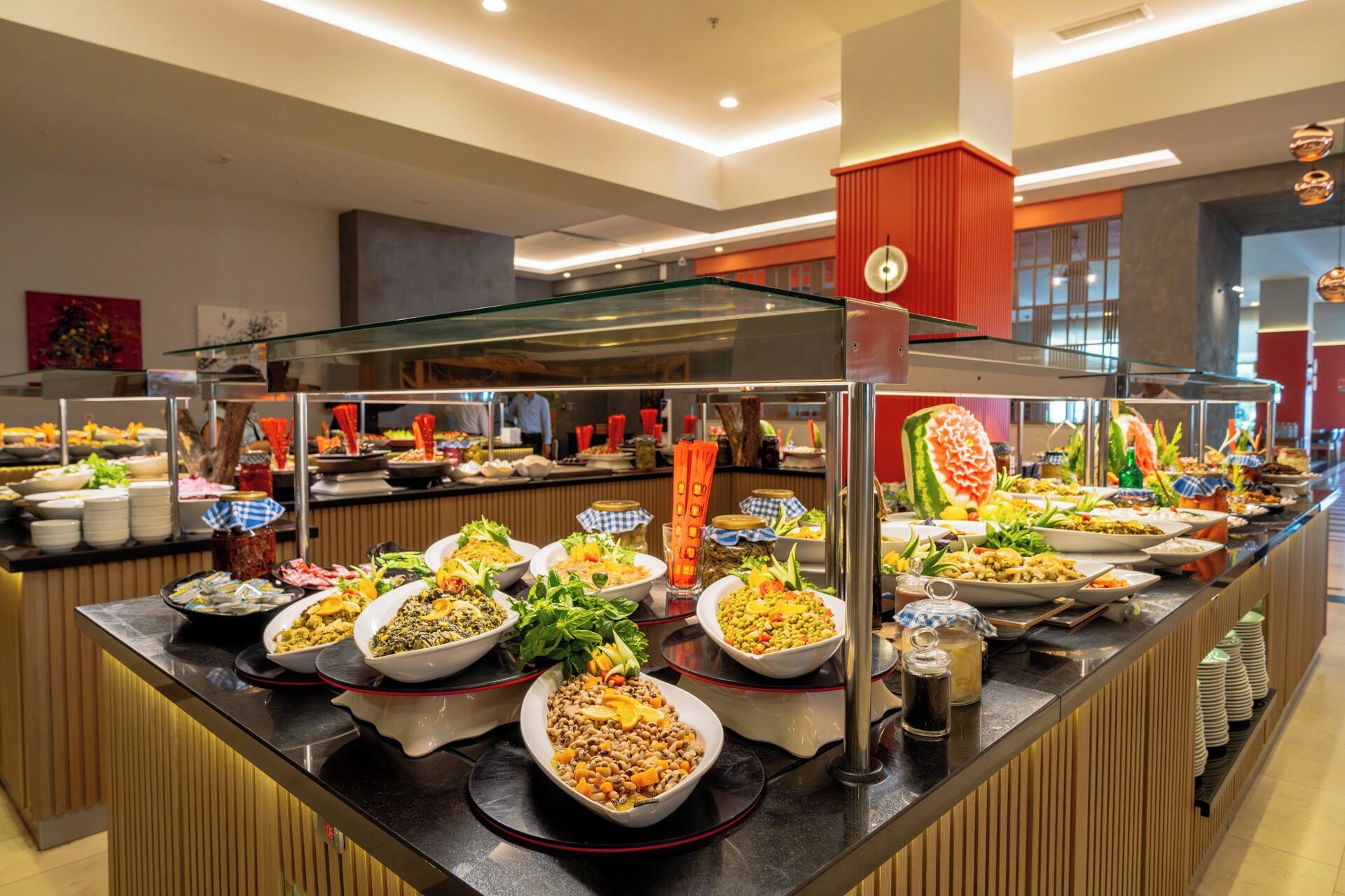 4 restaurants, breakfast, lunch, dinner served; seafood