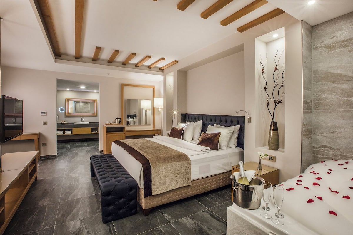 Honeymoon Suite, Jetted Tub | 1 bedroom, minibar, in-room safe, desk