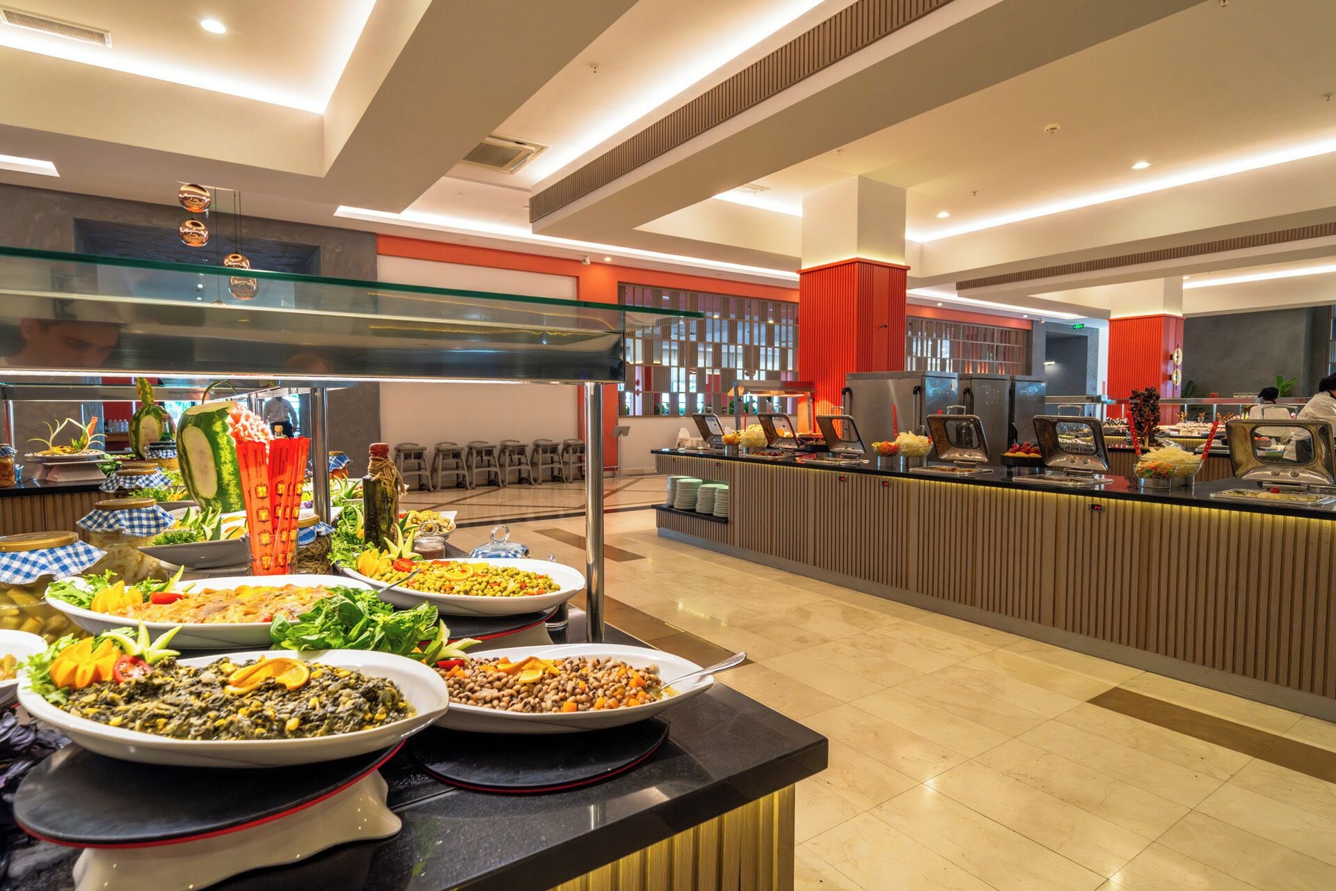 4 restaurants, breakfast, lunch, dinner served; seafood