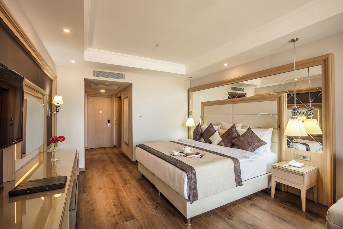 Basic Double or Twin Room | 1 bedroom, minibar, in-room safe, desk