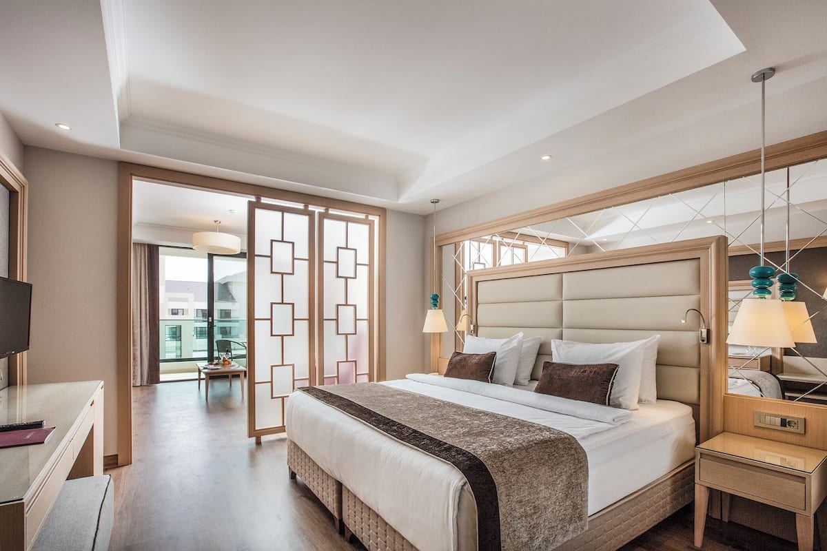 Junior Suite | 1 bedroom, minibar, in-room safe, desk