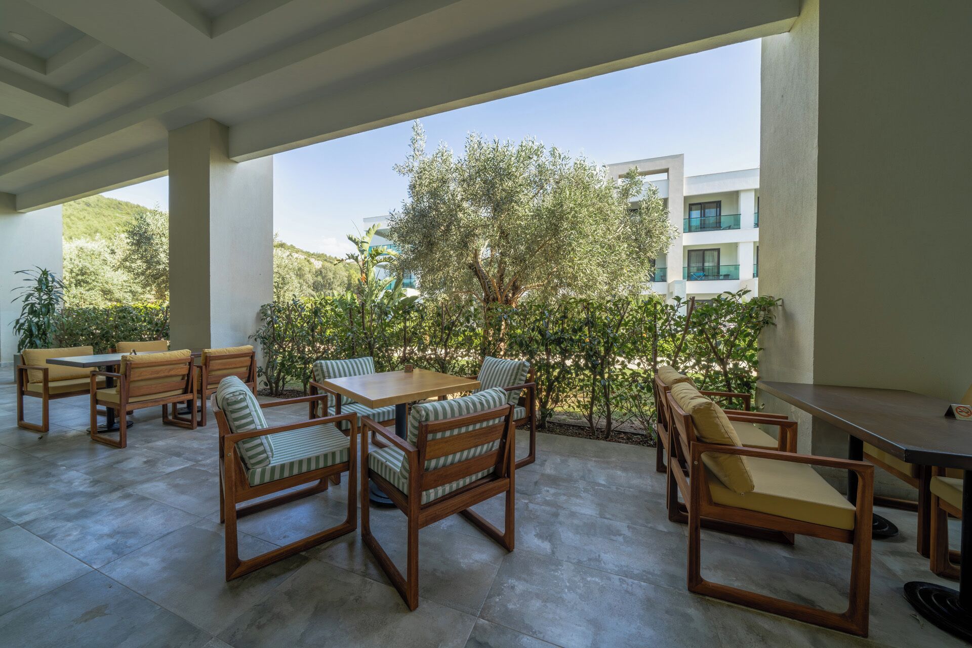 4 restaurants, breakfast, lunch, dinner served; seafood