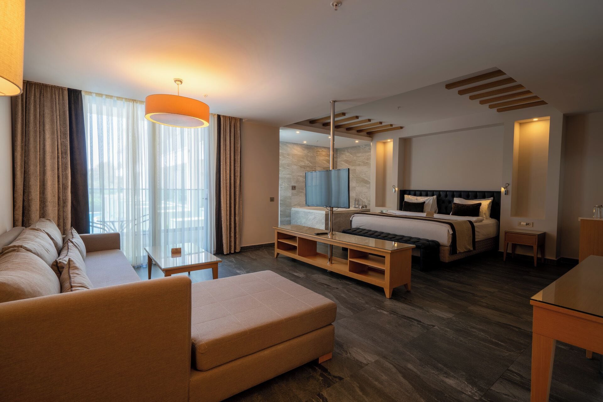 honeymoon suite, jetted tub | 1 bedroom, minibar, in-room safe, desk